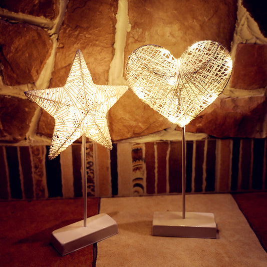 Aurina – Lampe déco LED romantique en rotin