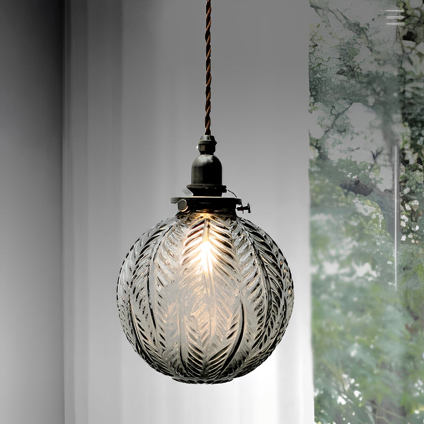 Noctura – Suspension Filigrane avec Motif de Plume