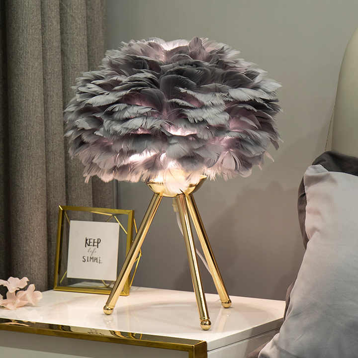 PlumeLégère – Lampe suspendue élégante avec plumes fines