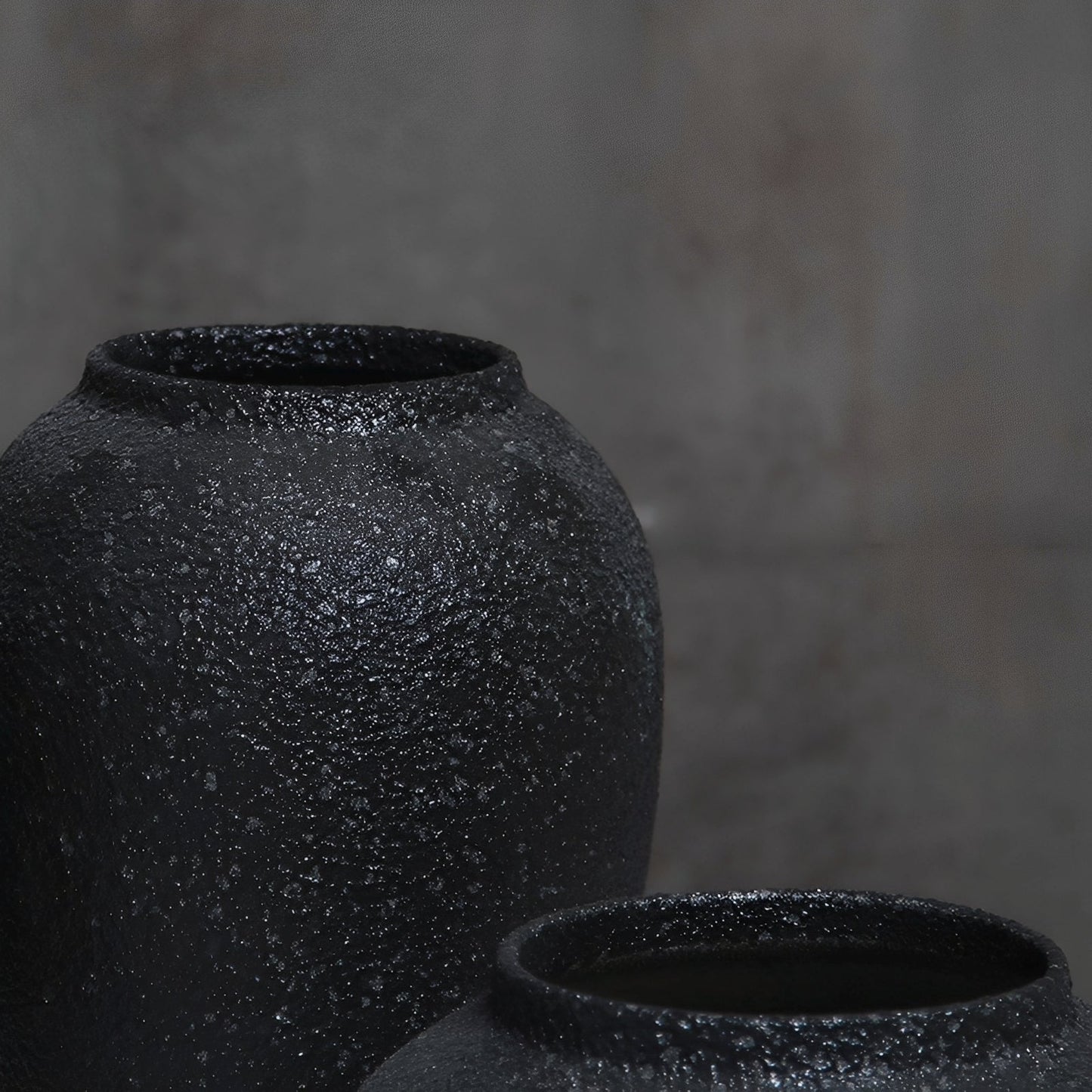Nera – Vase en céramique noire
