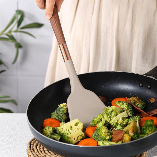 Liora – Set de cuisine en silicone avec poignée en bois et support