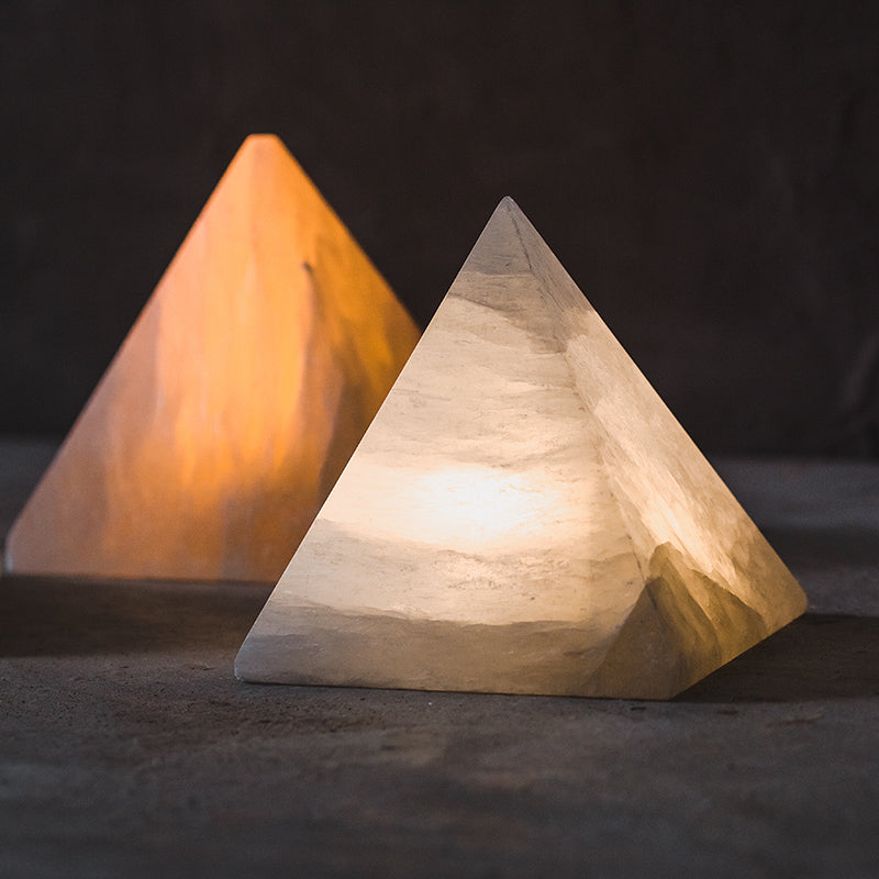 Astra – Lampe Pyramide en Pierre Naturelle