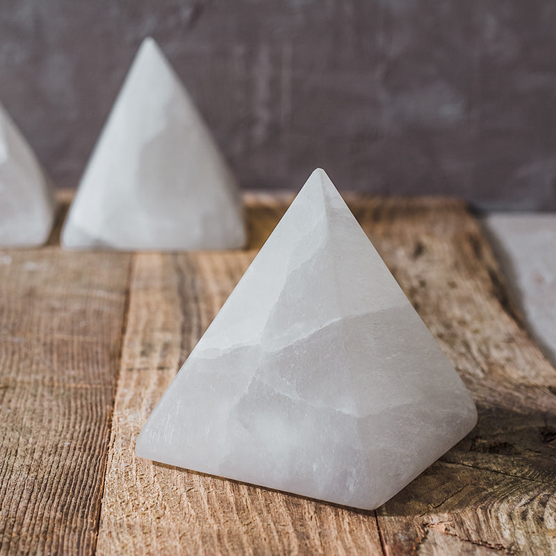 Astra – Lampe Pyramide en Pierre Naturelle