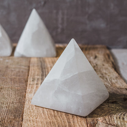 Astra – Lampe Pyramide en Pierre Naturelle