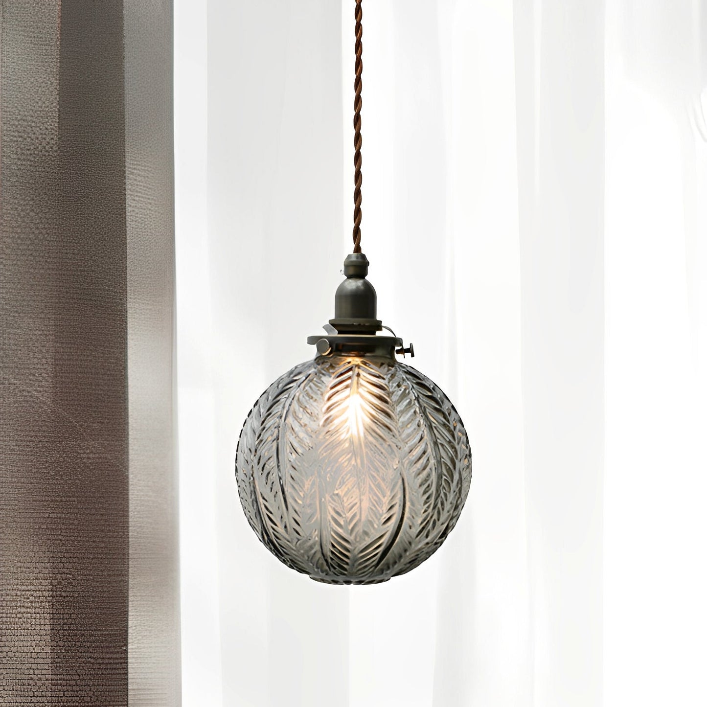 Noctura – Suspension Filigrane avec Motif de Plume