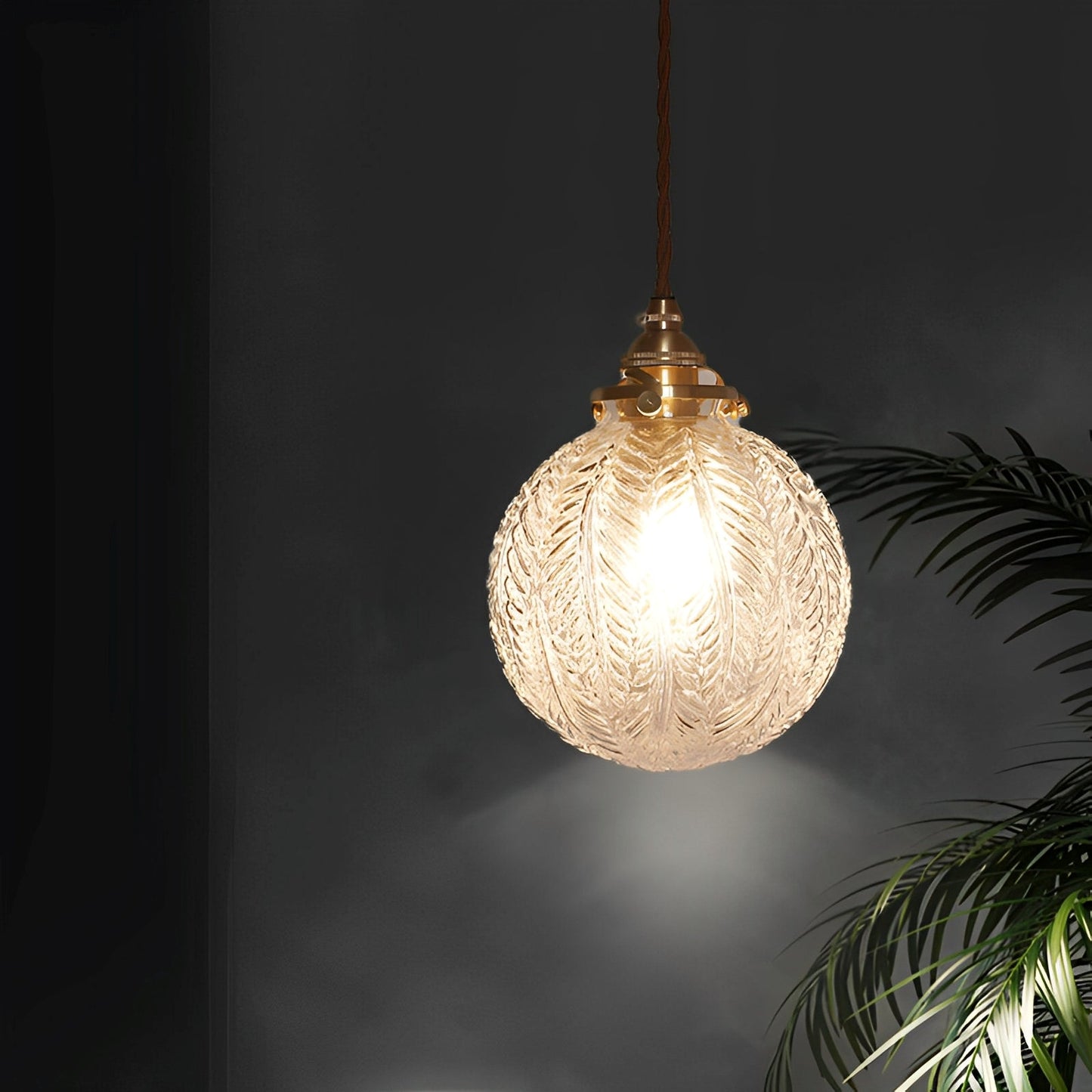 Noctura – Suspension Filigrane avec Motif de Plume