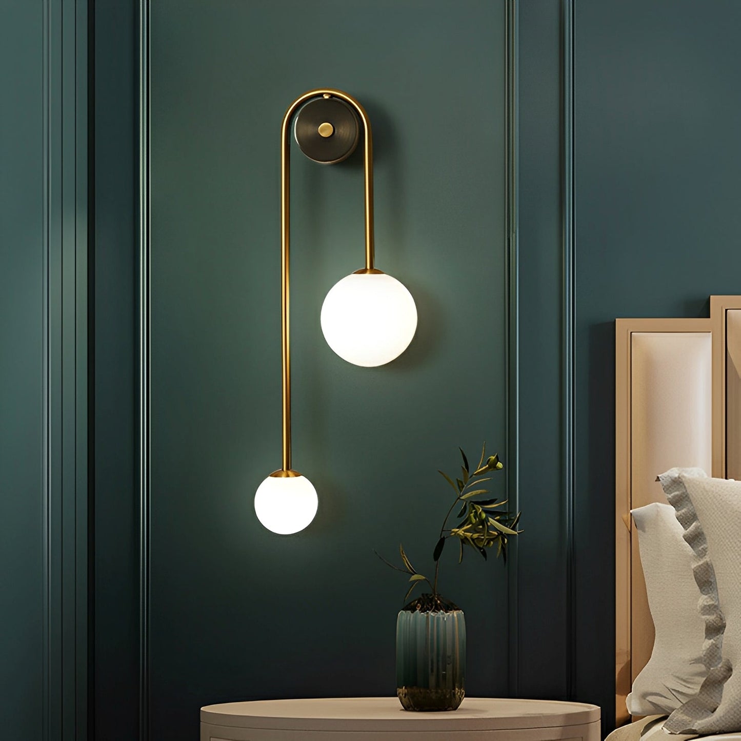 Selene – Applique en laiton avec verre opale