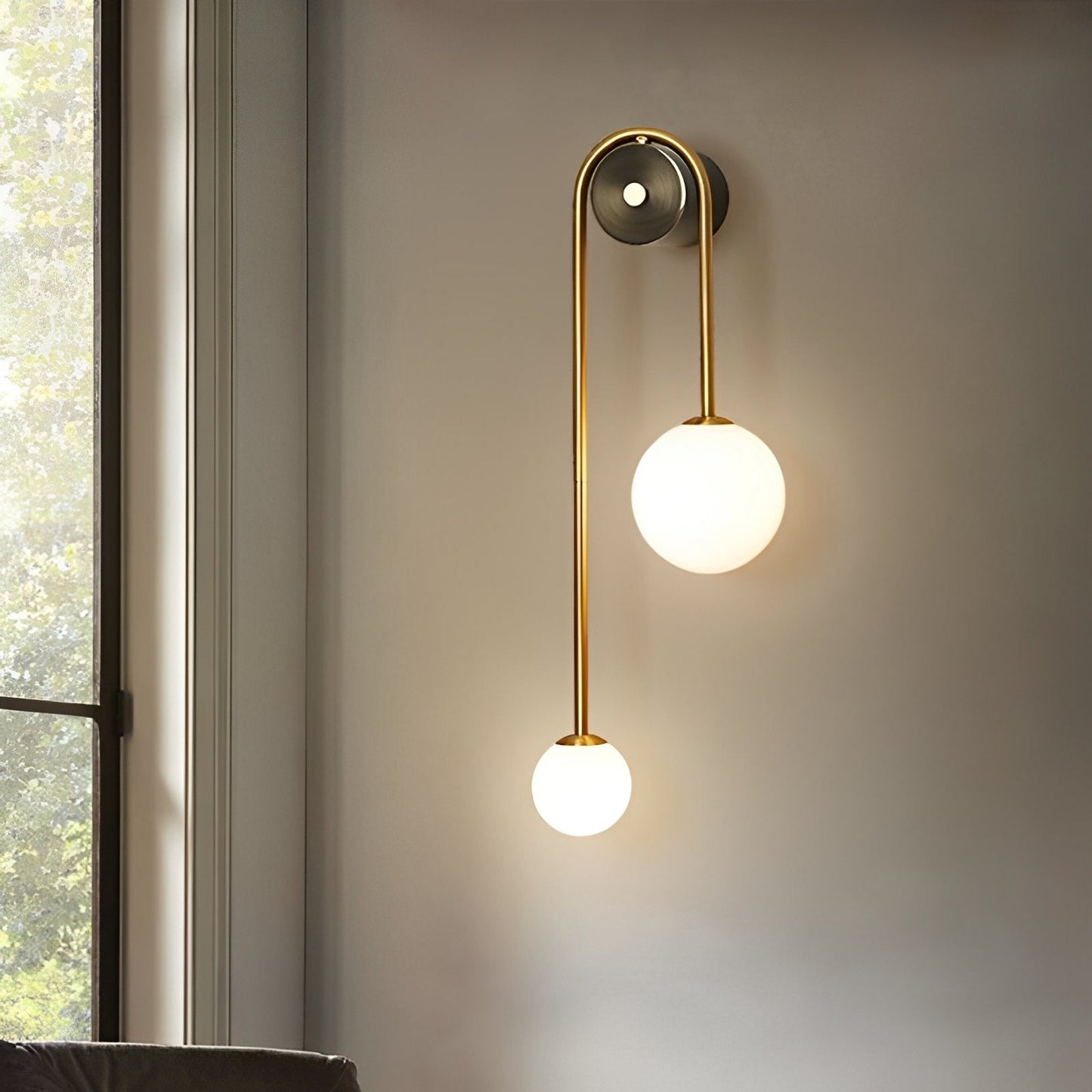 Selene – Applique en laiton avec verre opale