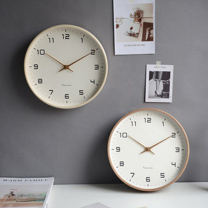 Alva – Horloge murale en bois scandinave simple