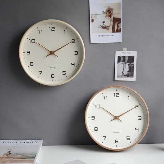 Alva – Horloge murale en bois scandinave simple
