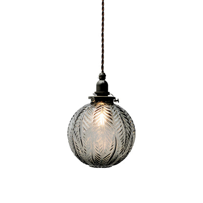 Noctura – Suspension Filigrane avec Motif de Plume