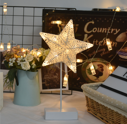 Aurina – Lampe déco LED romantique en rotin