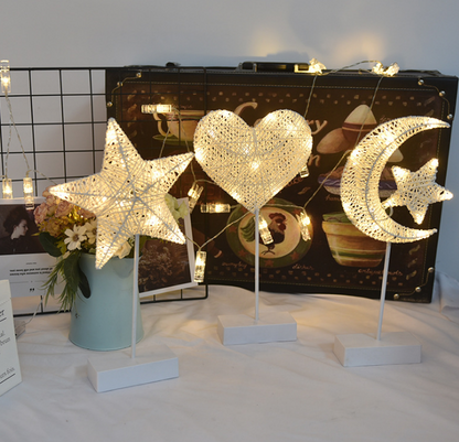 Aurina – Lampe déco LED romantique en rotin