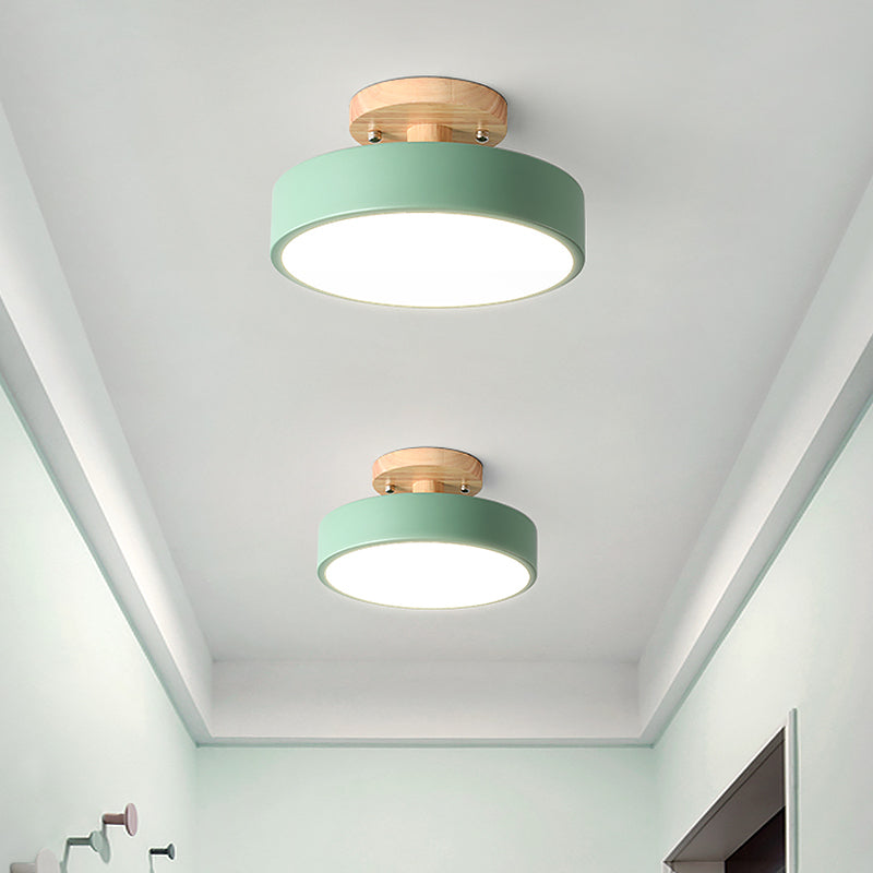 Lunira – Lampe de plafond en fer coloré avec détail en bois