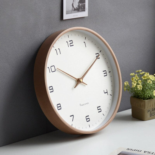 Alva – Horloge murale en bois scandinave simple
