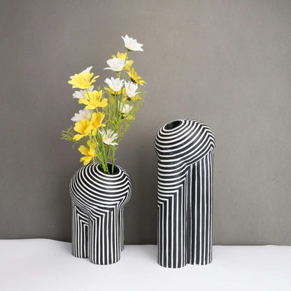 Vivienne – Vase Européenne avec rayures noir et blanc