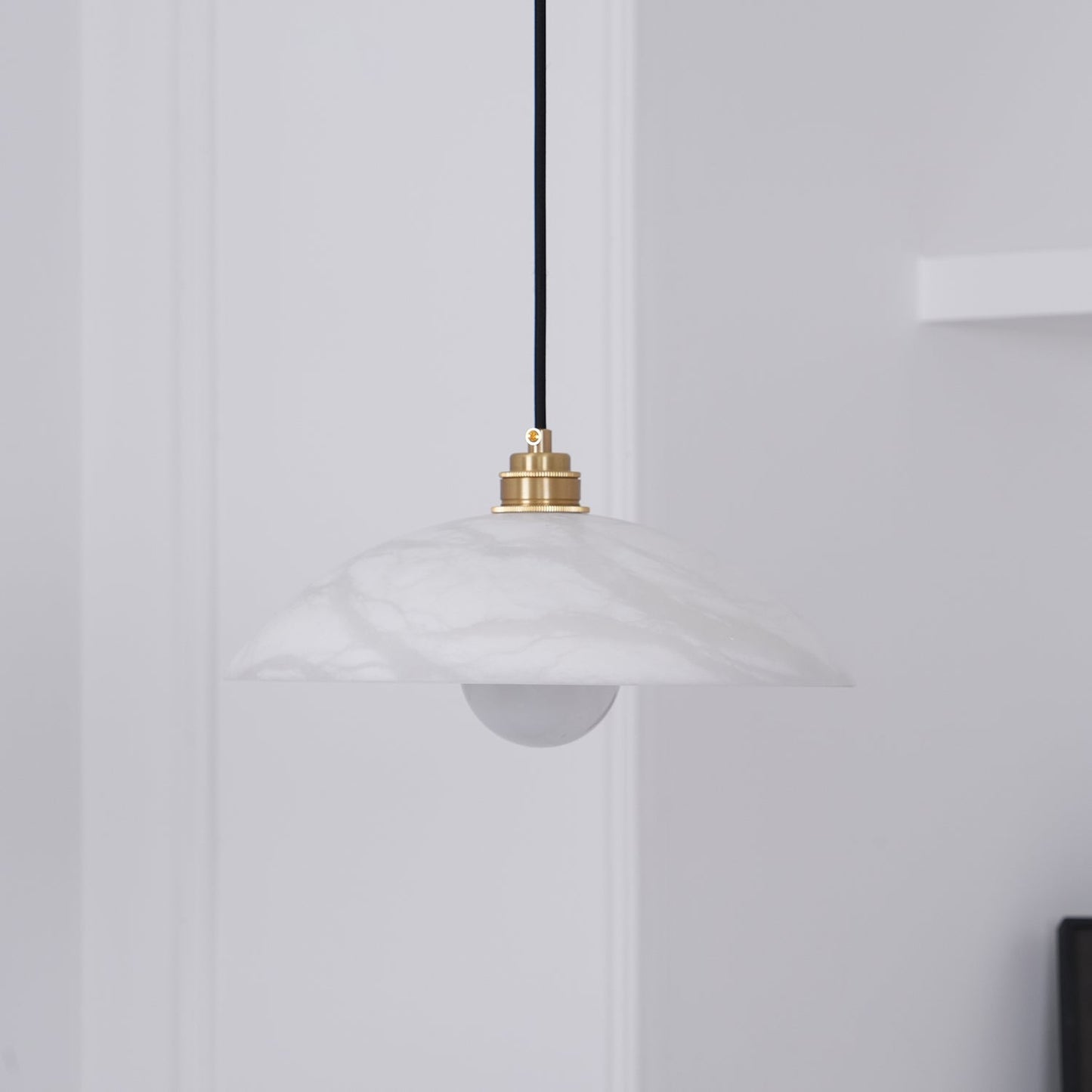 Mark – Pendelleuchte en Alabaster & Laiton