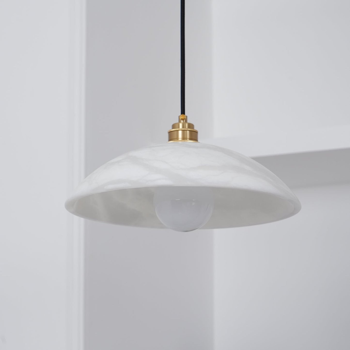 Mark – Pendelleuchte en Alabaster & Laiton