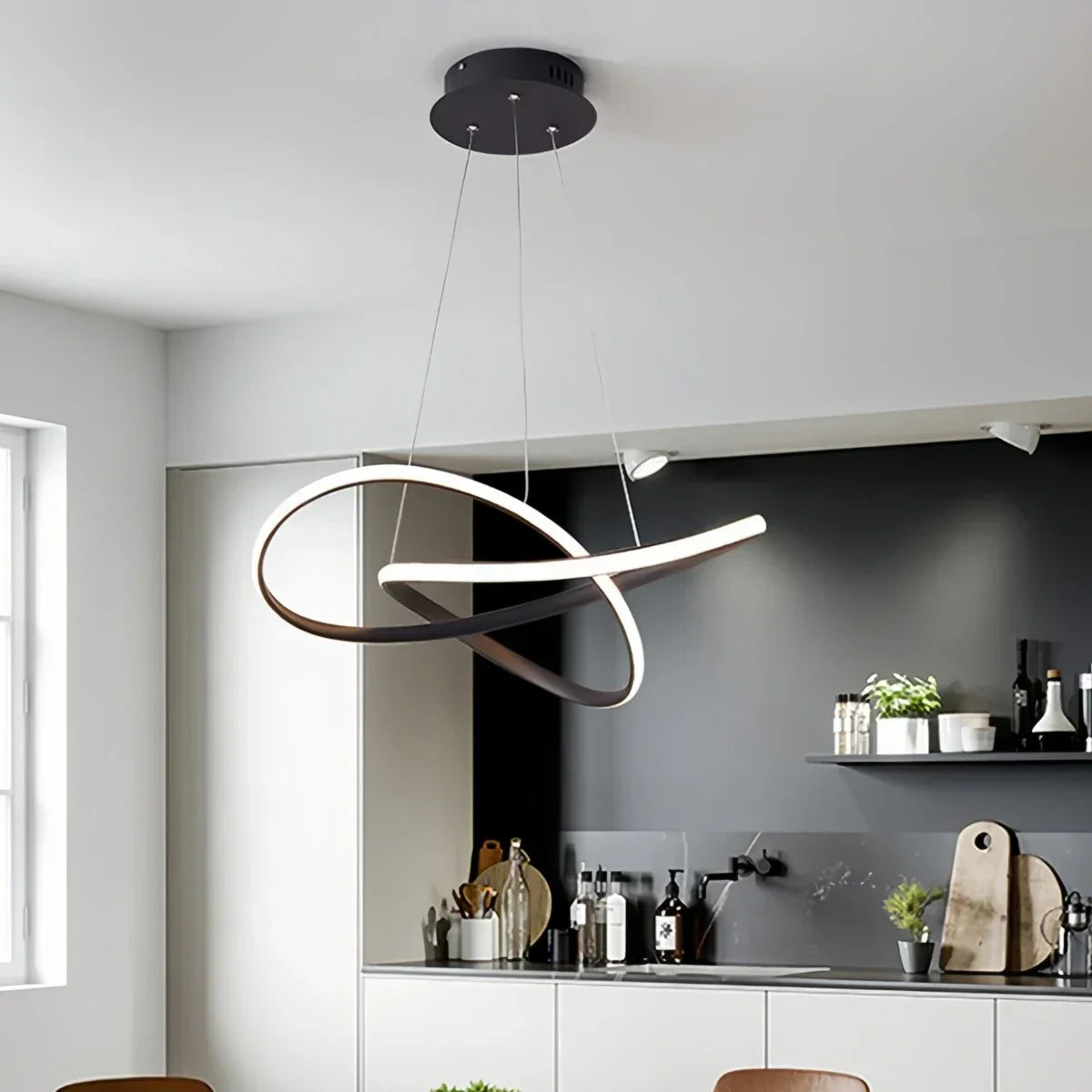 Reina – Suspension moderne en forme de poisson