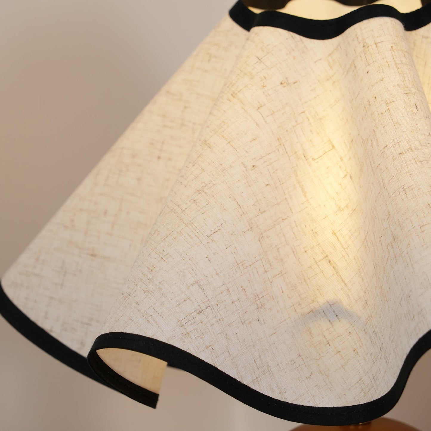 Lina – Lampe de Table Vintage en Bois Style Rétro