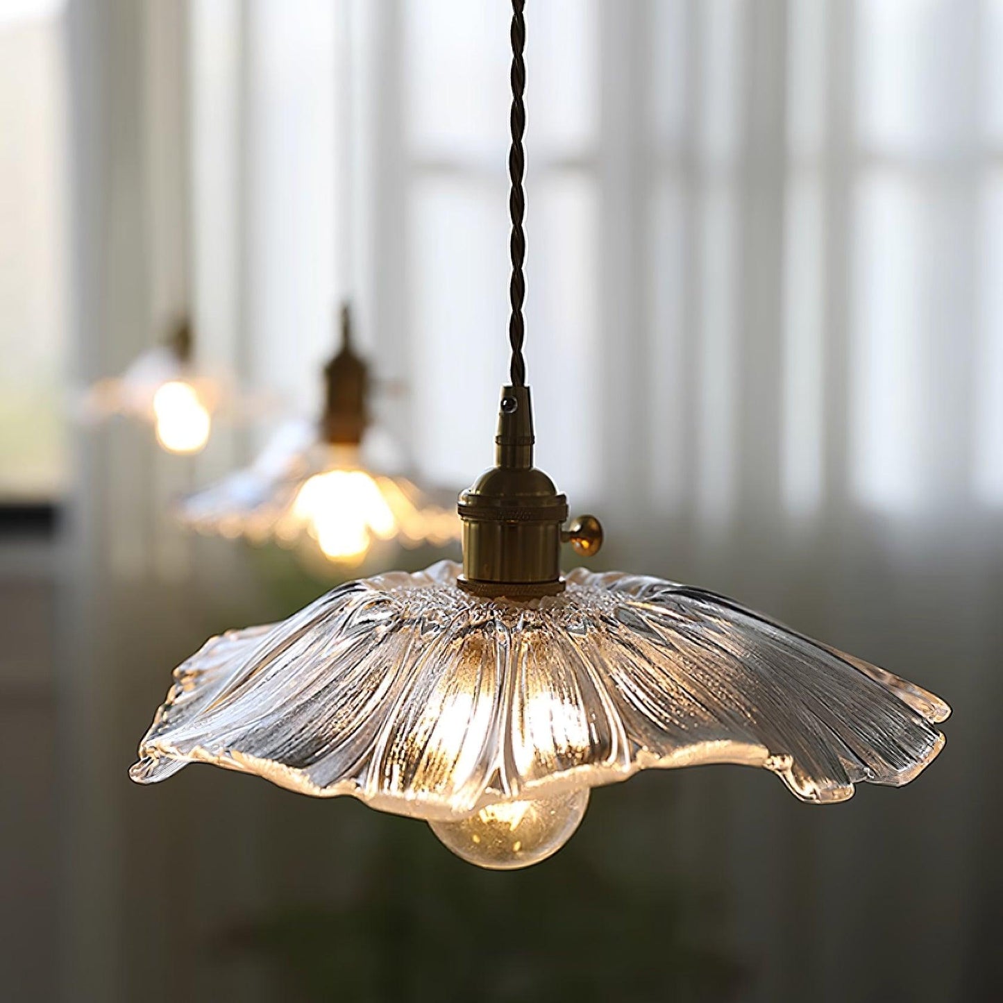 Aki – Lustre en verre et laiton élégant