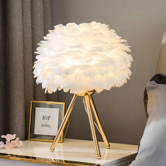 PlumeLégère – Lampe suspendue élégante avec plumes fines