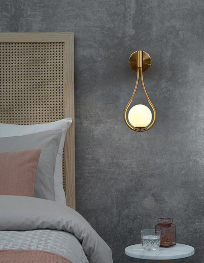Aurora - Applique murale dorée avec globe en verre