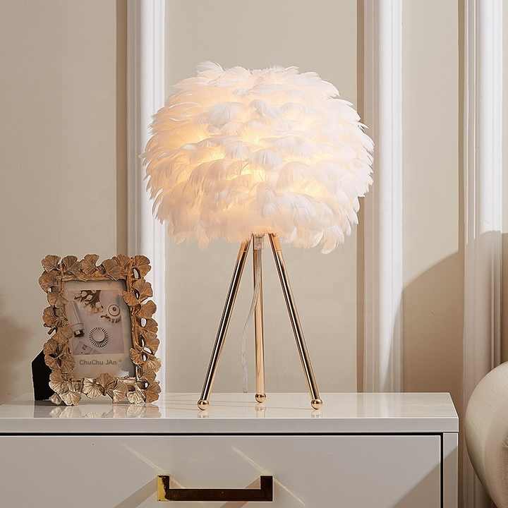 PlumeLégère – Lampe suspendue élégante avec plumes fines