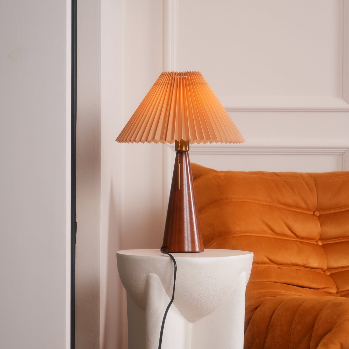 Rami – Lampe de table en bois de noyer