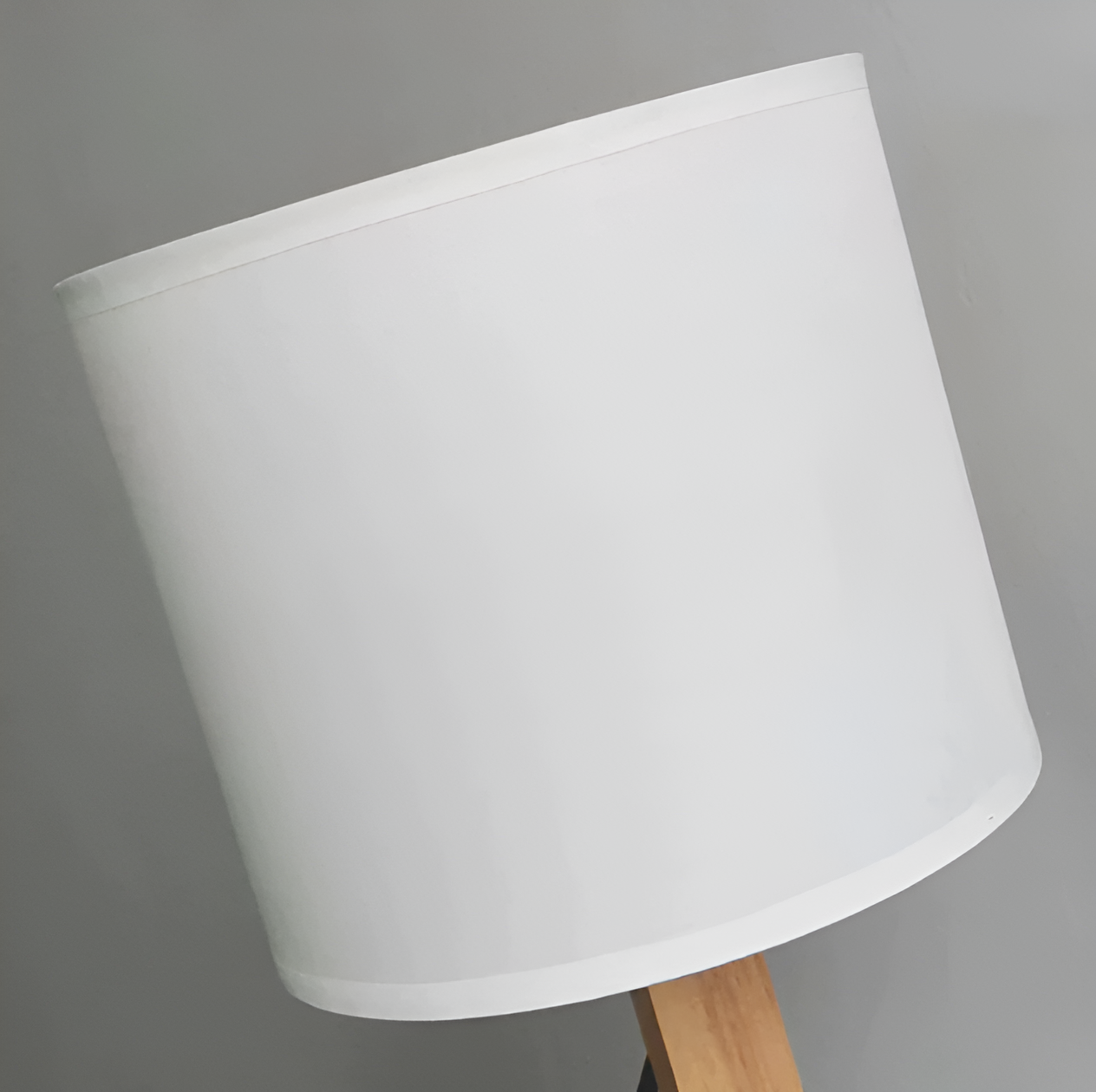 Compagnon Tech – Lampe robot avec socle flexible en bois