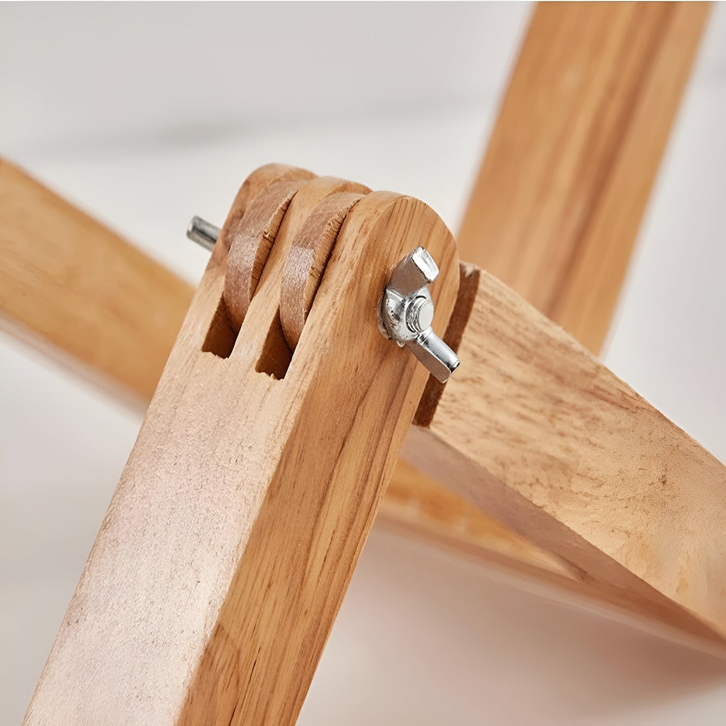 Compagnon Tech – Lampe robot avec socle flexible en bois