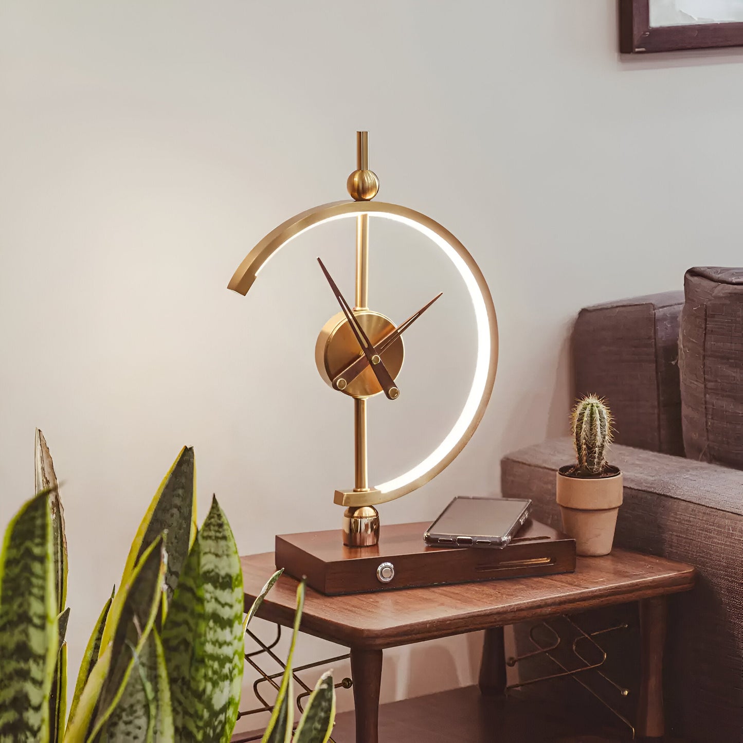 Horloge GLux – Lampe de table LED dorée avec chargeur sans fil Qi et horloge intégrée