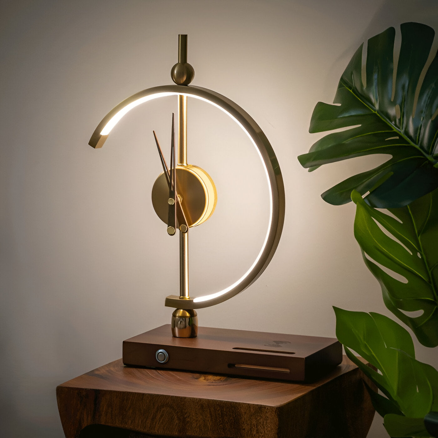Horloge GLux – Lampe de table LED dorée avec chargeur sans fil Qi et horloge intégrée