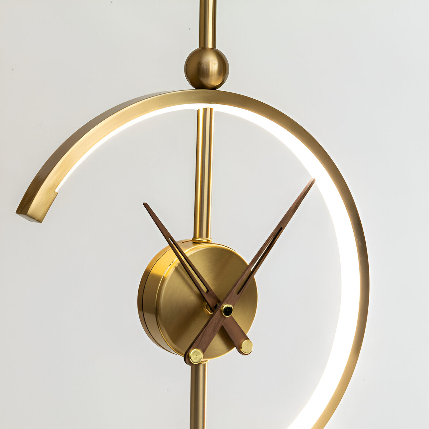 Horloge GLux – Lampe de table LED dorée avec chargeur sans fil Qi et horloge intégrée