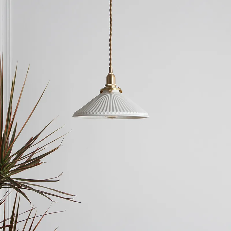 Sayuri – Lampe suspendue en céramique blanche et laiton