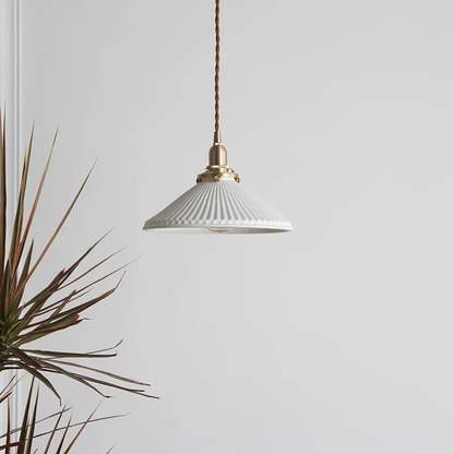 Sayuri – Lampe suspendue en céramique blanche et laiton