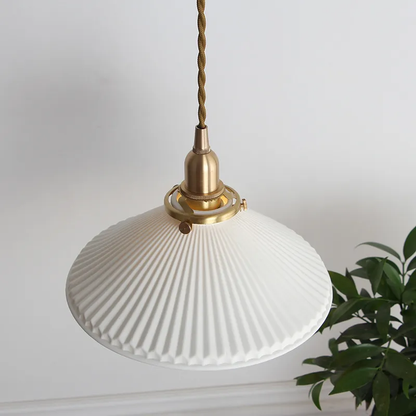 Sayuri – Lampe suspendue en céramique blanche et laiton