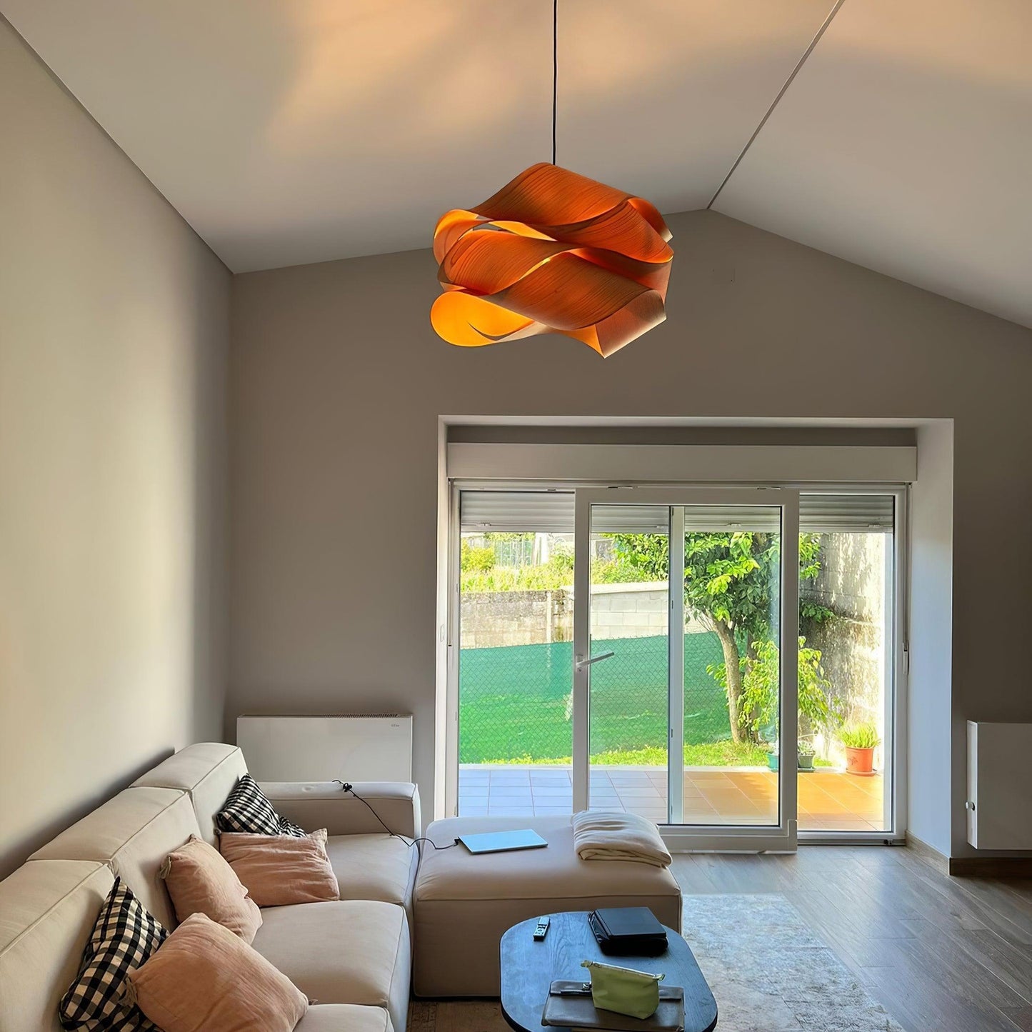 FusionLumière – Suspension élégante aux formes fluides et entremêlées