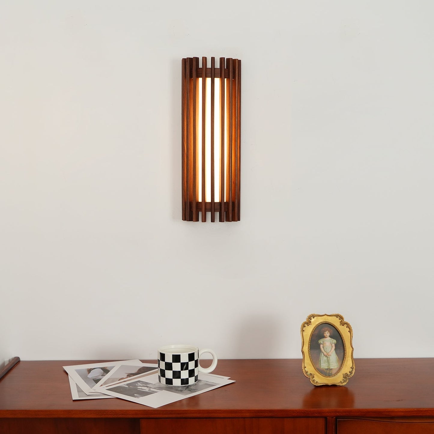 Yara – Lampe murale en noyer