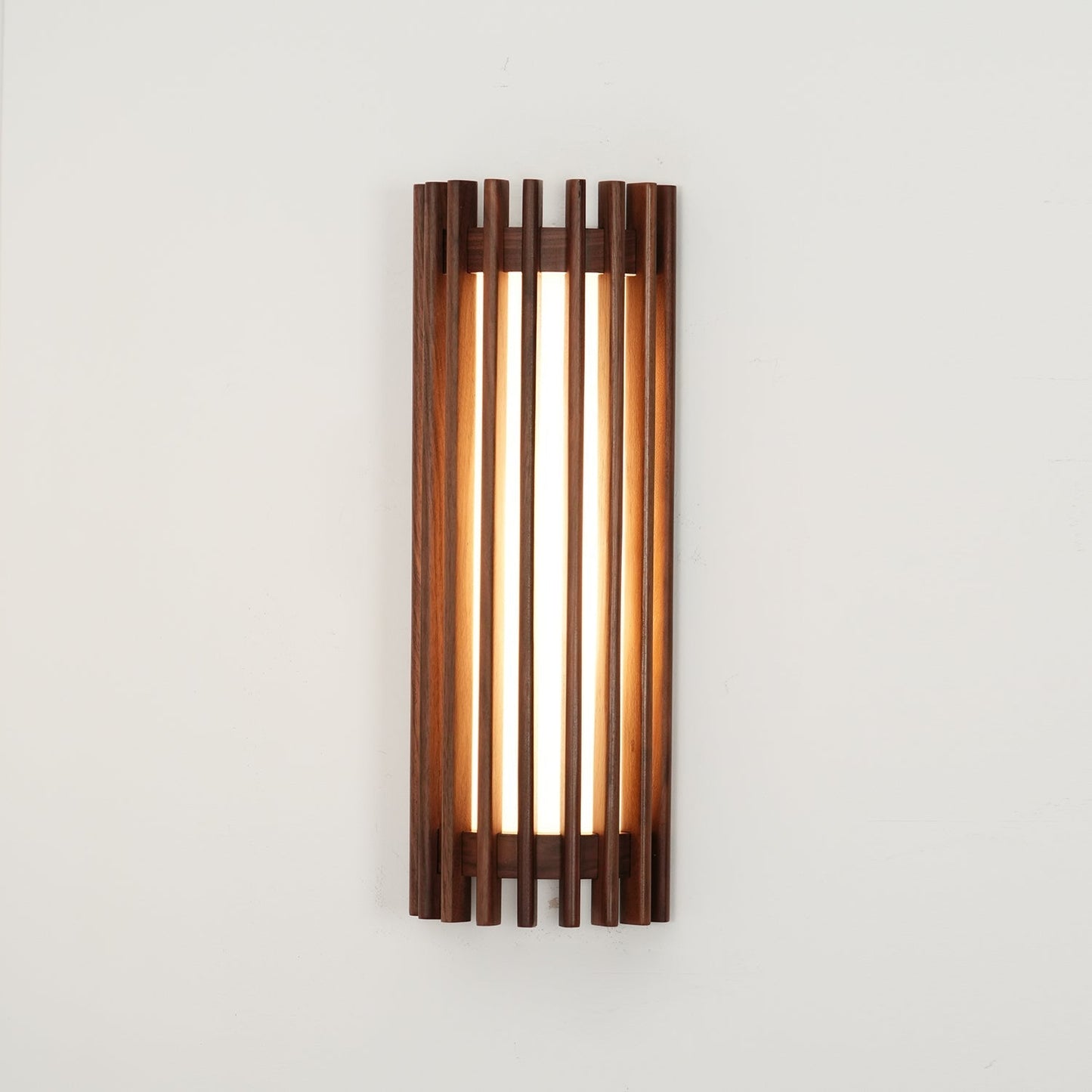 Yara – Lampe murale en noyer