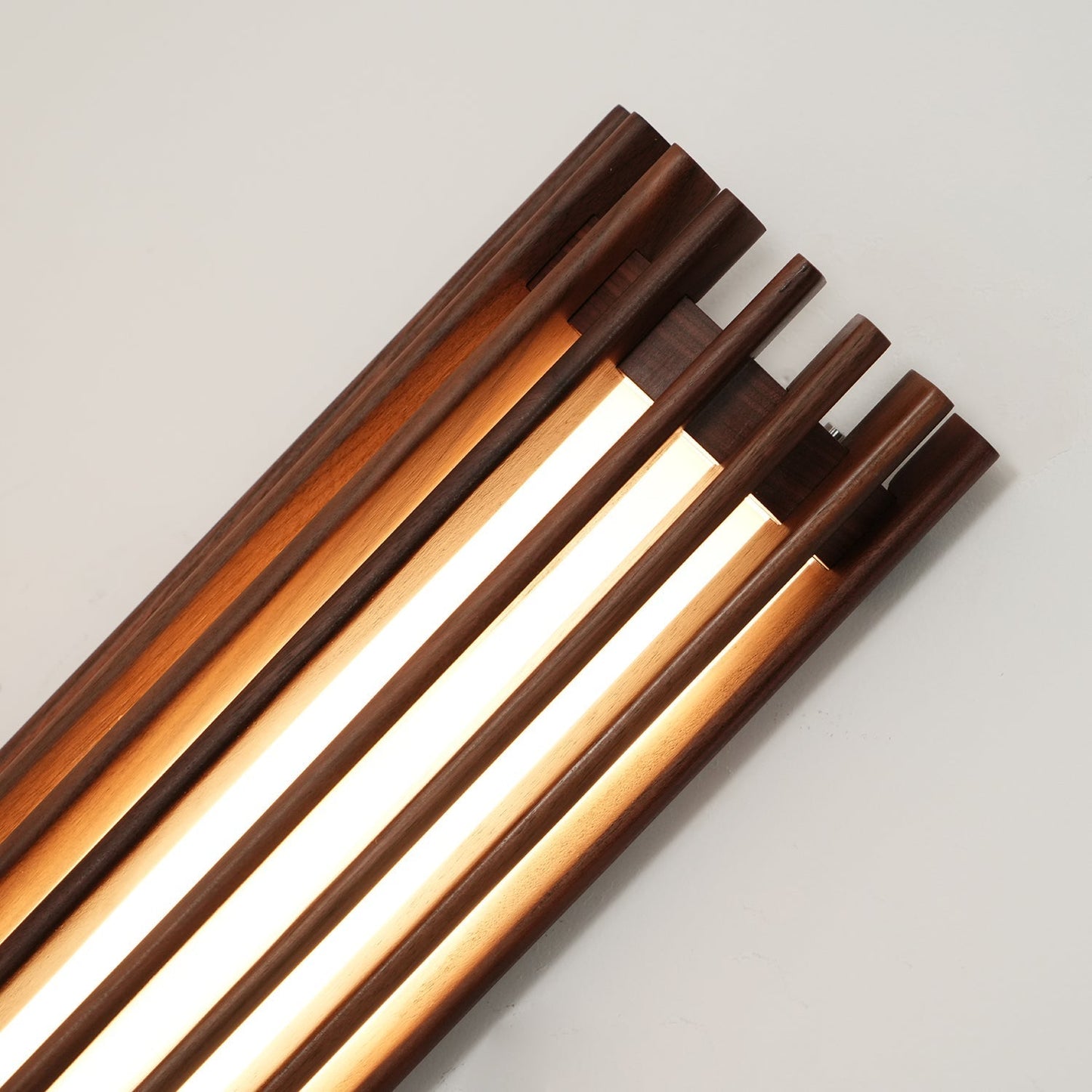 Yara – Lampe murale en noyer