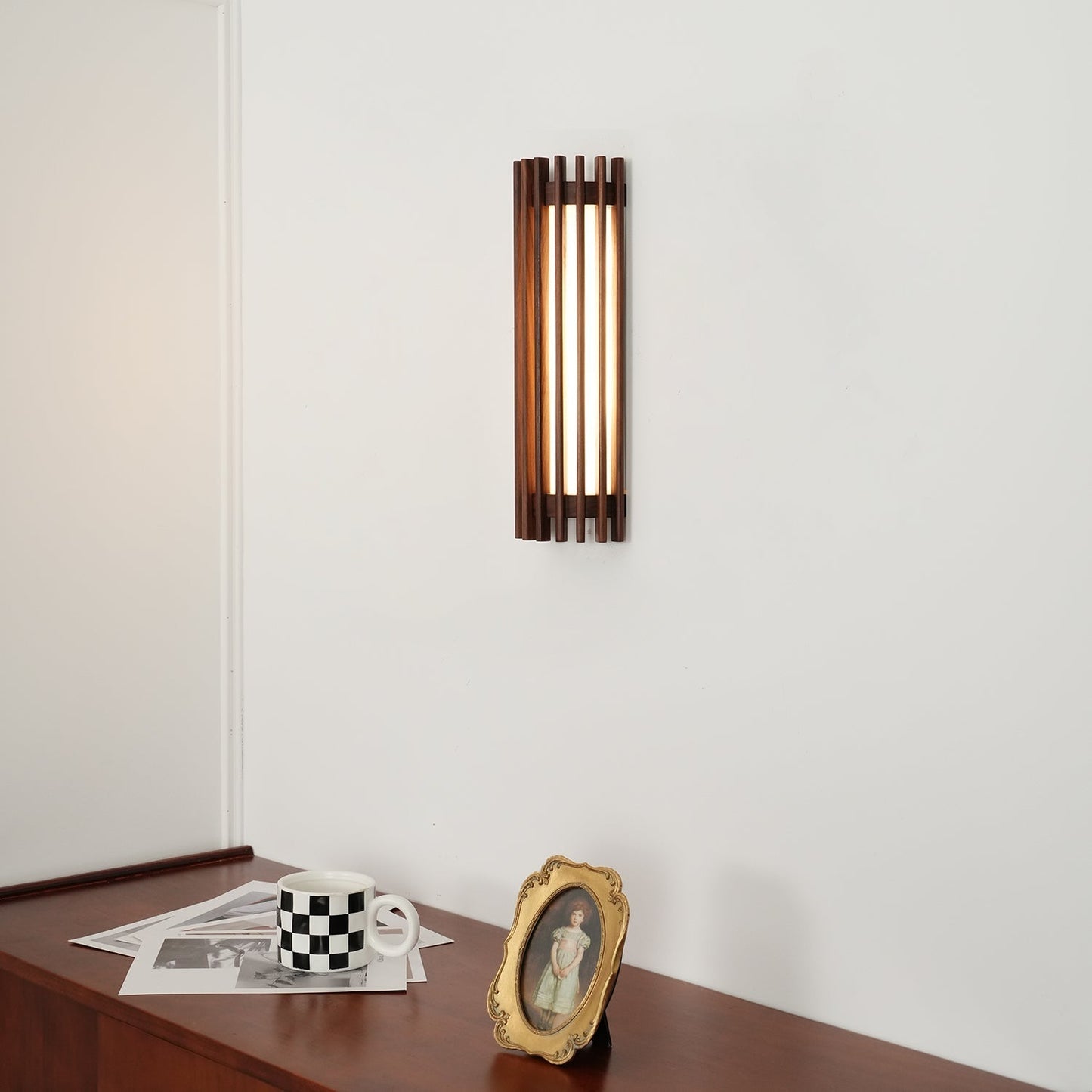 Yara – Lampe murale en noyer