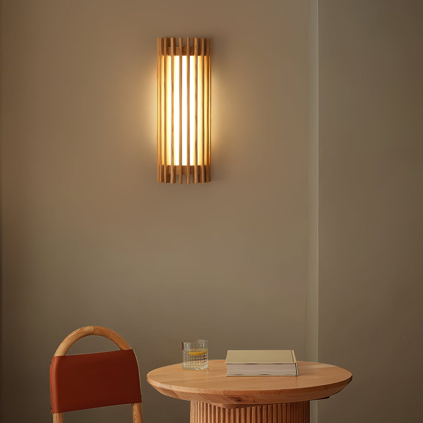 Yara – Lampe murale en noyer