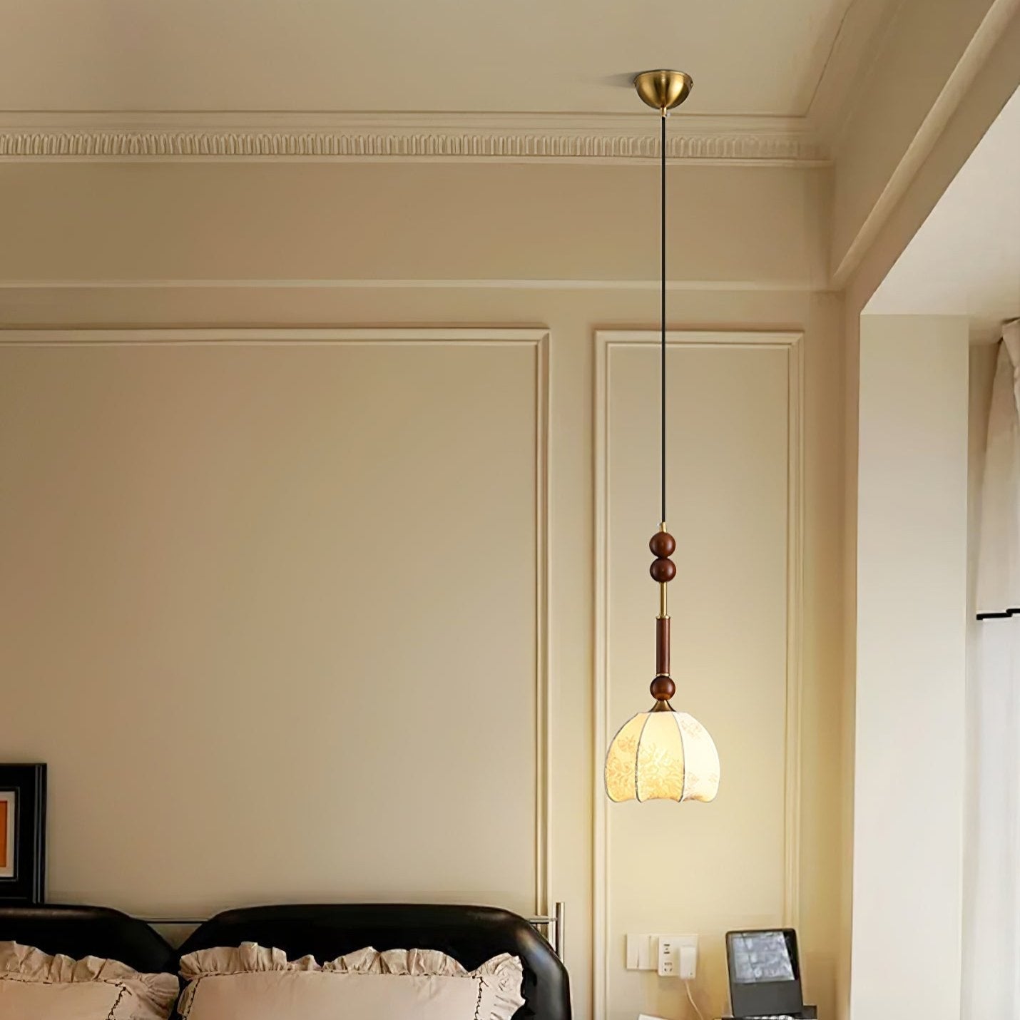Romy – Suspension style romain avec verre, bois et laiton