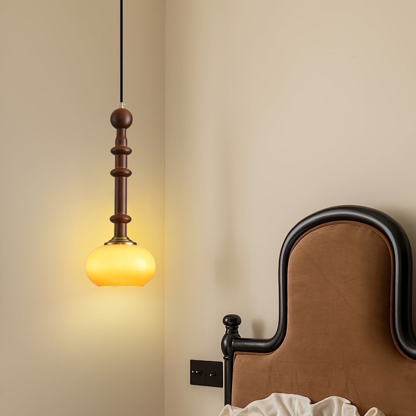 Romy – Suspension style romain avec verre, bois et laiton