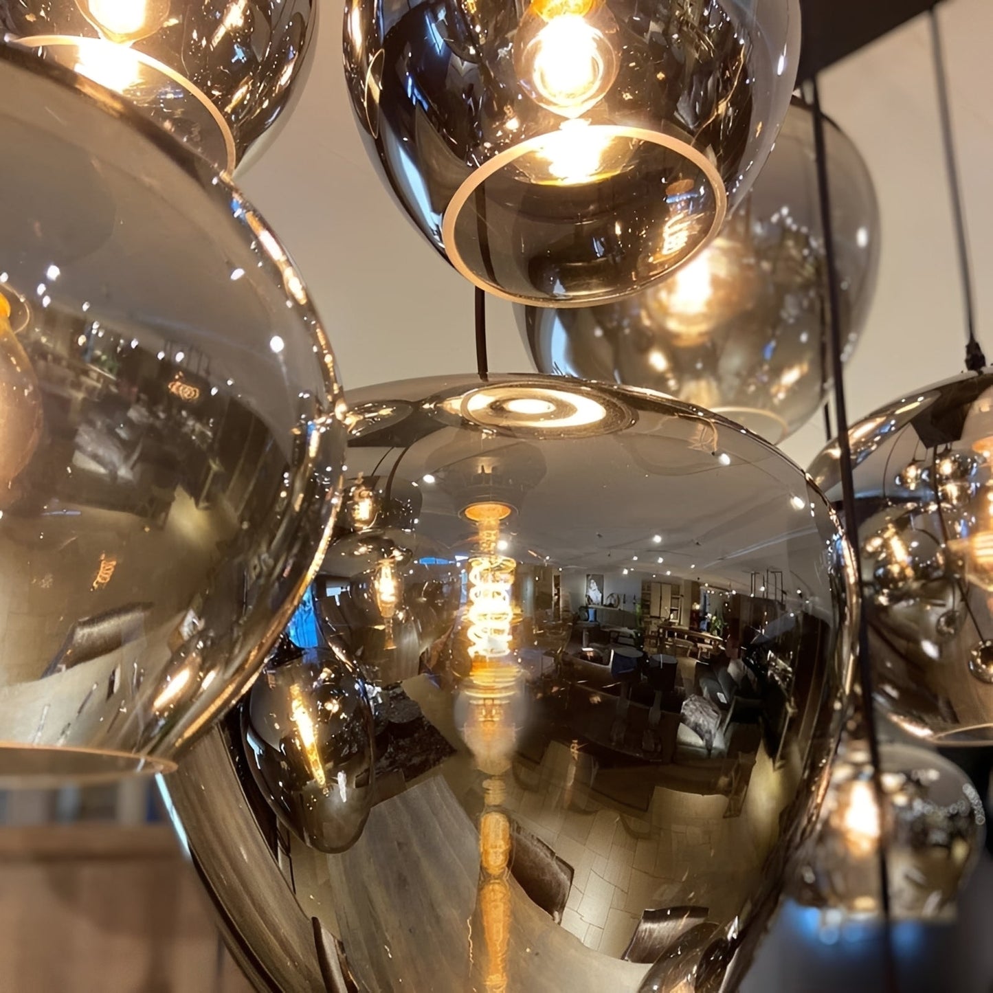 Santara – Lampe suspendue en verre au caractère fort