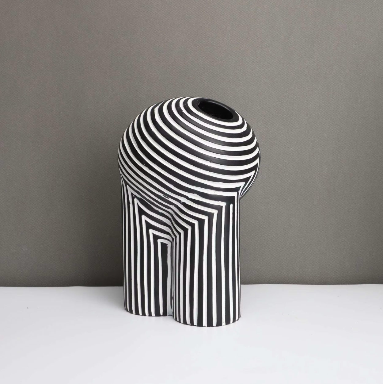 Vivienne – Vase Européenne avec rayures noir et blanc