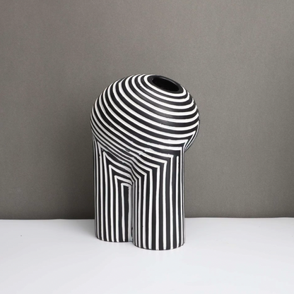 Vivienne – Vase Européenne avec rayures noir et blanc