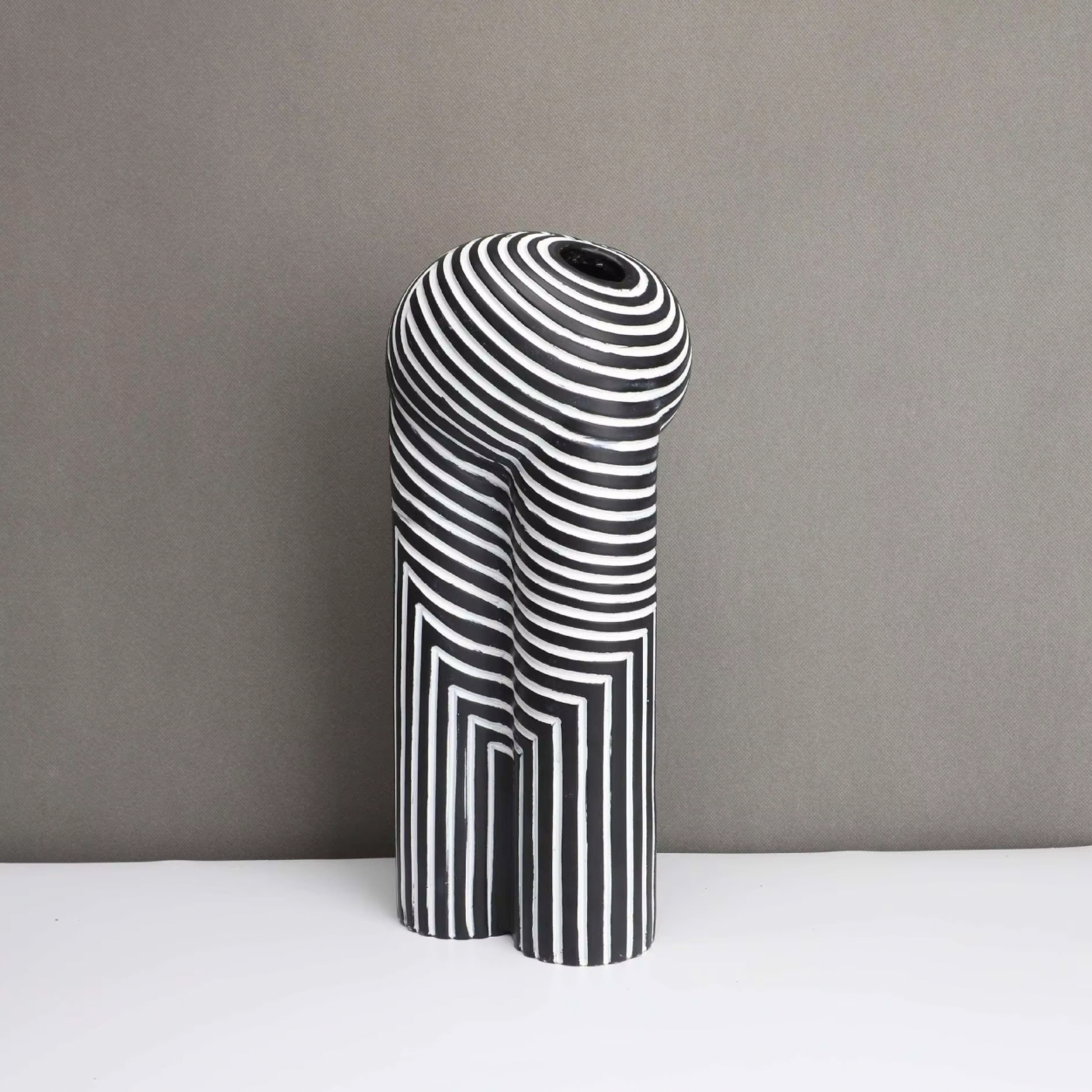 Vivienne – Vase Européenne avec rayures noir et blanc