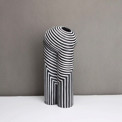 Vivienne – Vase Européenne avec rayures noir et blanc